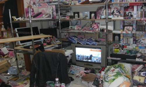 Hikikomori cos'è? vivere rinchiuso all'interno della propria stanza, fino a renderla l'unico spazio vitale.