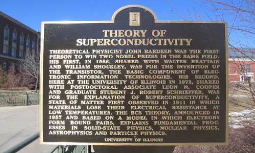 Monumento commemorativo a John Bardeem per i suoi studi sui superconduttori.