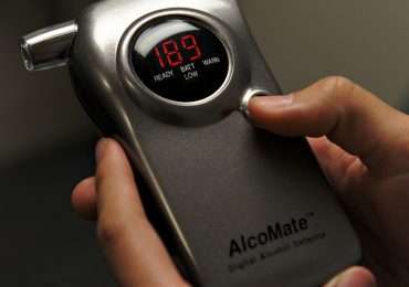 Come funziona l'alcol test: un etilometro analizza la concentrazione di alcol etilico del respiro e ricava la concentrazione nel sangue.