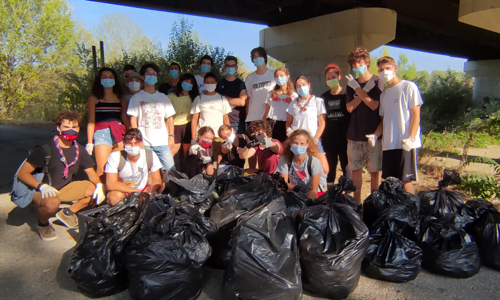 I molti rifiuti raccolti dai ragazzi che hanno partecipato a Save the Planet a Pesaro.