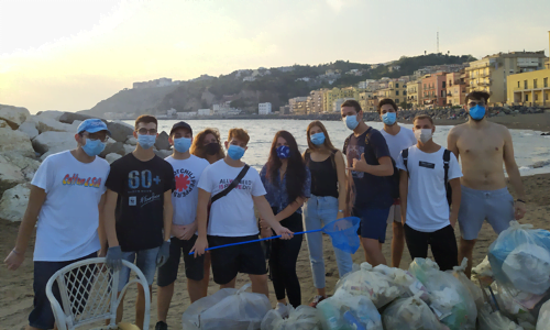 I volontari napoletani che hanno contribuito alla raccolta di rifiuti di Save the Planet.