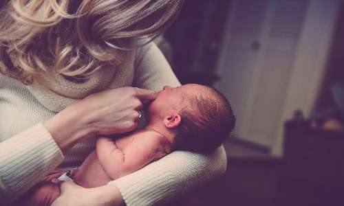 Perché abbiamo il singhiozzo? Sembra che il singhiozzo nei neonati sia utile alla stimolazione del sistema nervoso per il miglioramento delle funzioni respiratorie.