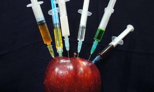 Nell’immagine mostrata le siringhe rappresentano, allegoricamente, differenti cure con cui trattare un potenziale paziente (la mela). Una di queste cure potrebbe essere il plasma attivato.
