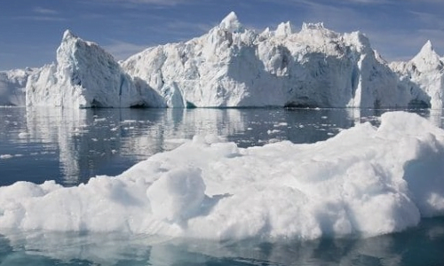 Immagine di una massa di ghiaccio in seguito alla divisione dalla calotta glaciale della Groenlandia