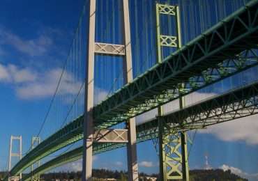 Il ponte di Tacoma è crollato a causa delle oscillazioni indotte dal vento.