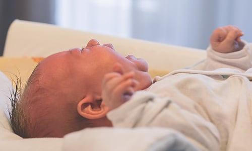 Crisi di pianto nel neonato: possono essere dovute a malanni o a un desiderio non soddisfatto