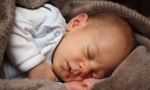 Il sonno REM occupa oltre il 50 % del sonno dei neonati.