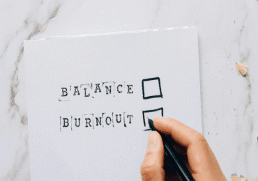 L'immagine raffigura l'antitesi tra la sindrome da burnout e una condizione di equilibrio ("balance").