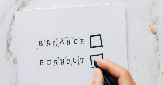 L'immagine raffigura l'antitesi tra la sindrome da burnout e una condizione di equilibrio ("balance").