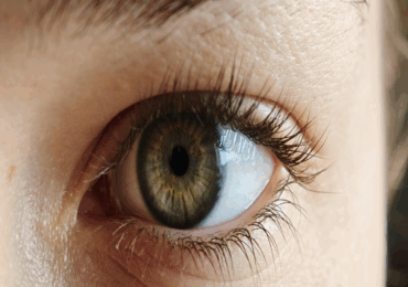 La fotografia mostra l'occhio sano di una giovane donna non affetta da retinopatia diabetica. Nella retinopatia diabetica sintomi si manifestano quando la retina è già danneggiata.